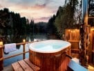 Shepherds Hut Delight with Woodland Sauna & Lakeside Hot Tub
